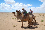 Reisegruppe mit Kamelen